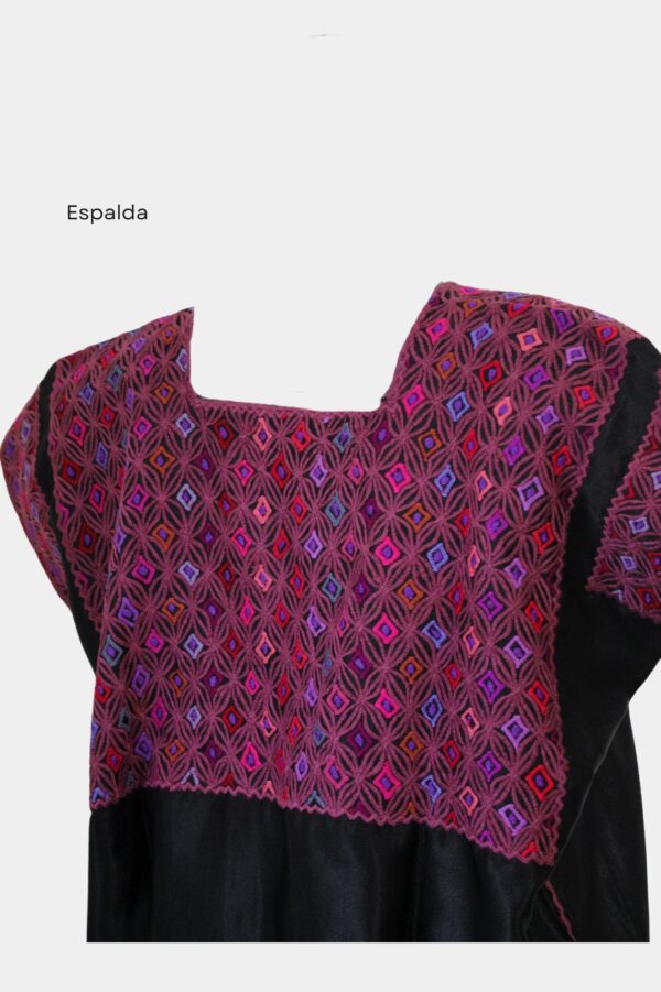 Blusa tradicional de zinacantan negro con morado - Imagen 3