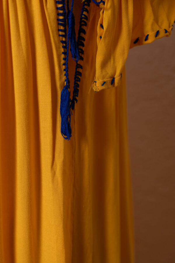 Vestido punto de cruz amarillo - Imagen 2